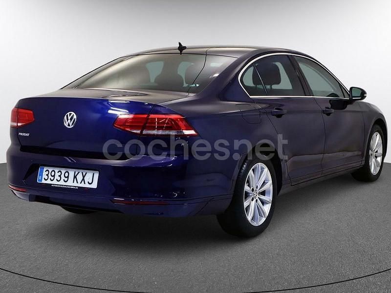 Usado VW Passat Advance 120 CV (88 kW) 2019 Azul Berlina