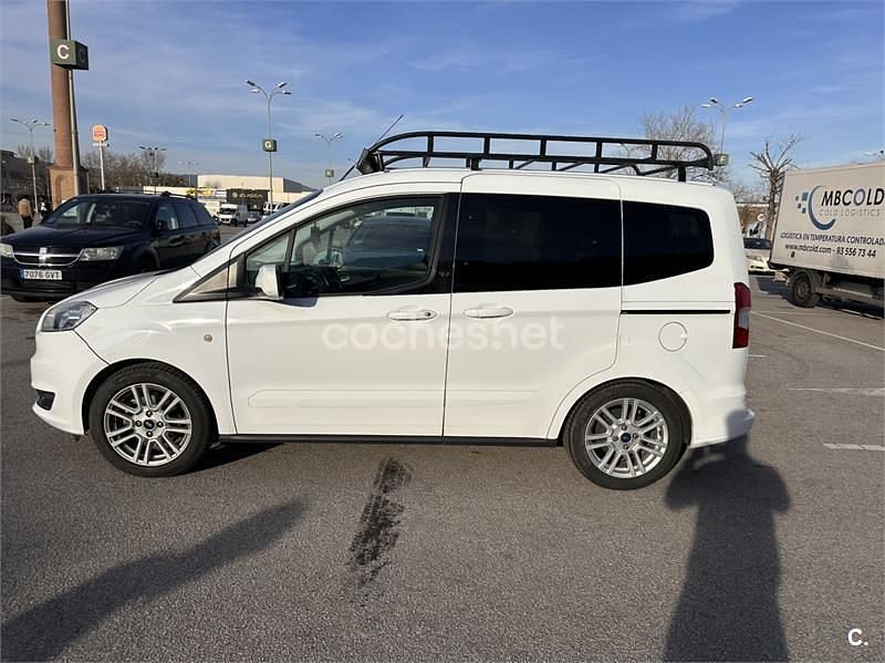 Usado Ford Tourneo Courier Trend 100 CV (73 kW) 2018 Blanco Monovolumen