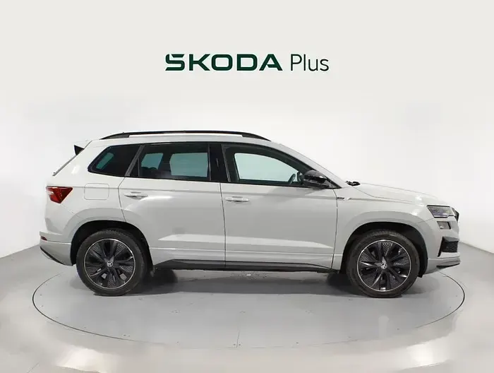 Usado Skoda Karoq SportLine 150 CV (110 kW) 2022 Gris SUV