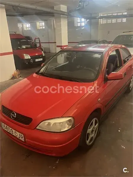 Usado Opel Astra Club 84 CV (61 kW) 2003 Rojo Berlina