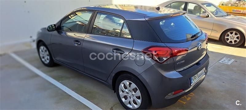 Usado Hyundai i20 84 CV (61 kW) 2016 Gris / plata Berlina