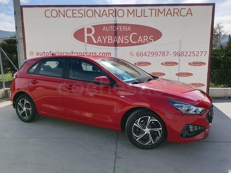 Usado Hyundai i30 120 CV (88 kW) 2022 Granate Berlina