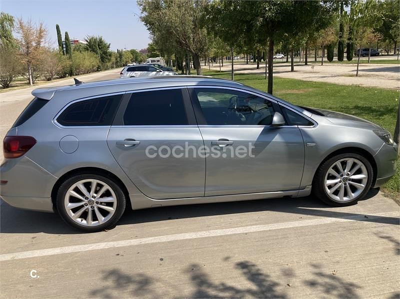 Usado Opel Astra Excellence 165 CV (121 kW) 2012 Gris / plata Familiar