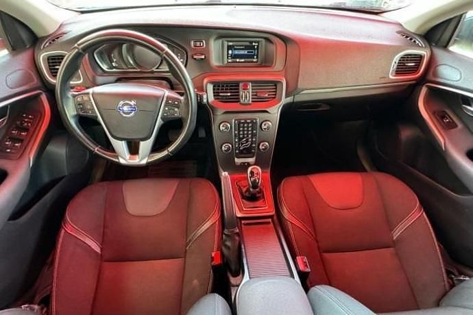 Usado Volvo V40 Momentum 120 CV (88 kW) 2015 Familiar