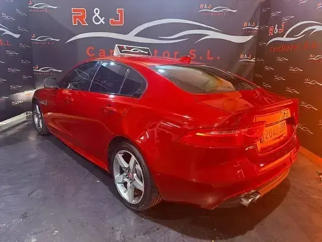 Usado Jaguar XE R-Sport 180 CV (132 kW) 2016 Rojo Berlina