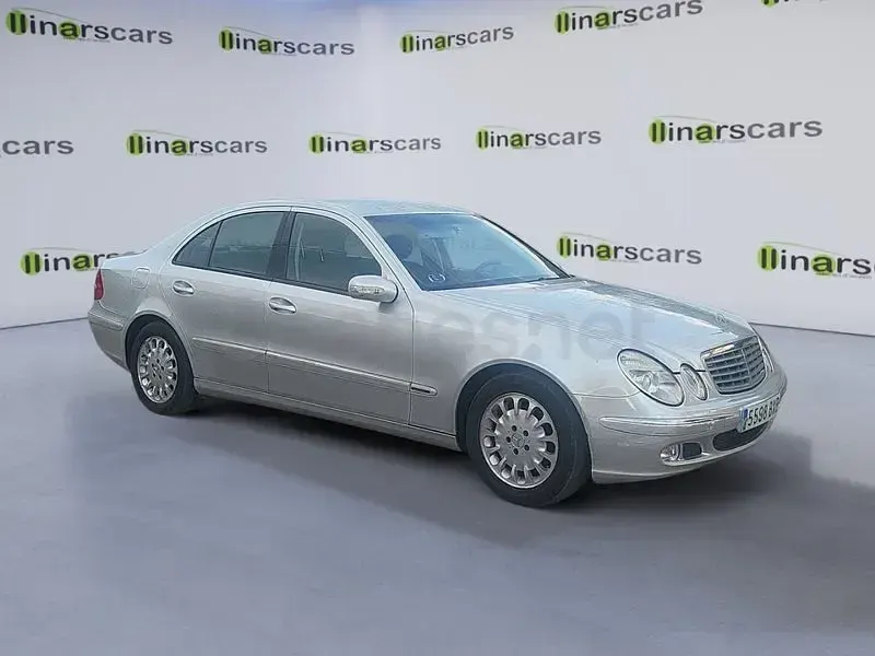 Usado Mercedes E240 Elegance 170 CV (125 kW) 2002 Gris / plata Berlina