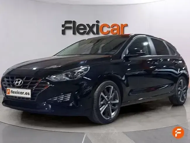 Usado Hyundai i30 110 CV (80 kW) 2024 Negro Berlina