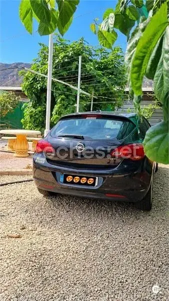 Usado Opel Astra Edition 110 CV (80 kW) 2011 Negro Familiar