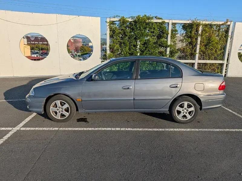 Usado Toyota Avensis Terra 110 CV (80 kW) 2002 Gris / plata Berlina