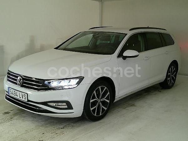 Usado VW Passat Executive 150 CV (110 kW) 2022 Blanco Familiar