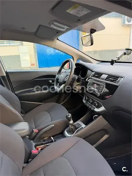 Usado Kia Rio 84 CV (61 kW) 2015 Blanco Berlina