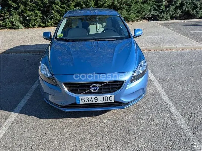 Usado Volvo V40 Momentum 115 CV (84 kW) 2015 Azul Berlina