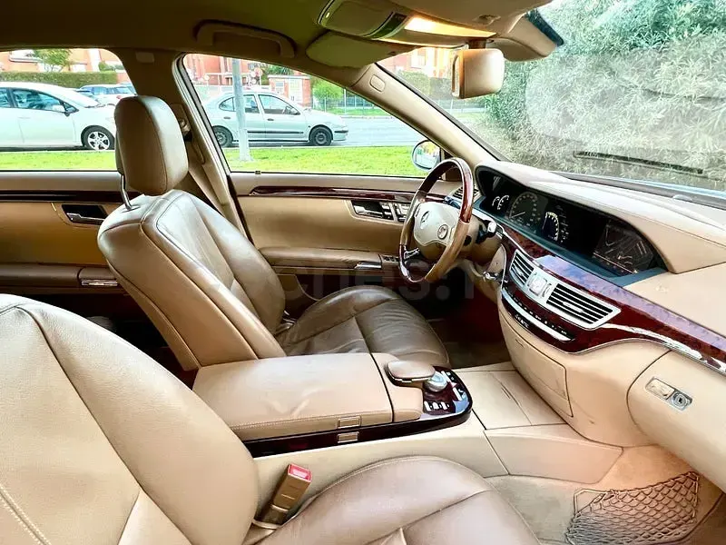 Usado Mercedes S500 388 CV (285 kW) 2008 Gris / plata Berlina