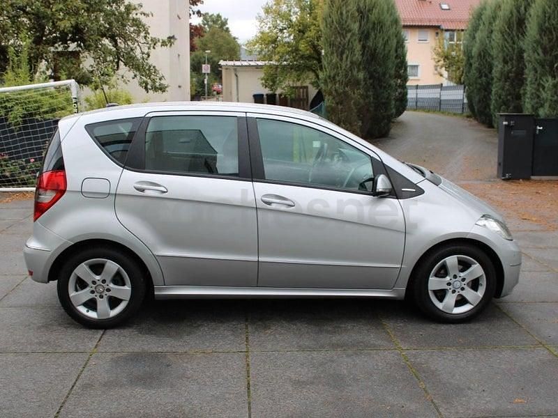 Usado Mercedes A180 Avantgarde 116 CV (85 kW) 2010 Gris / plata Monovolumen