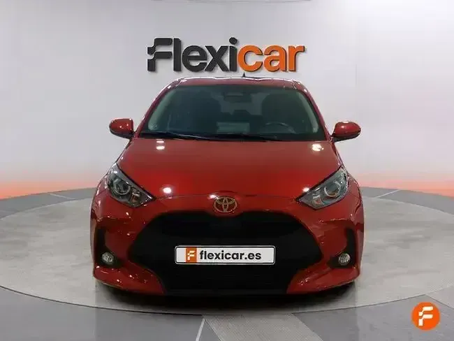 Usado Toyota Yaris Active 92 CV (67 kW) 2025 Rojo Utilitario