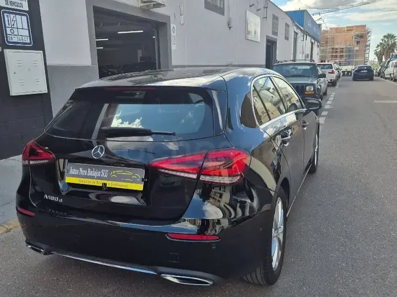 Usado Mercedes A180 116 CV (85 kW) 2018 Negro Berlina