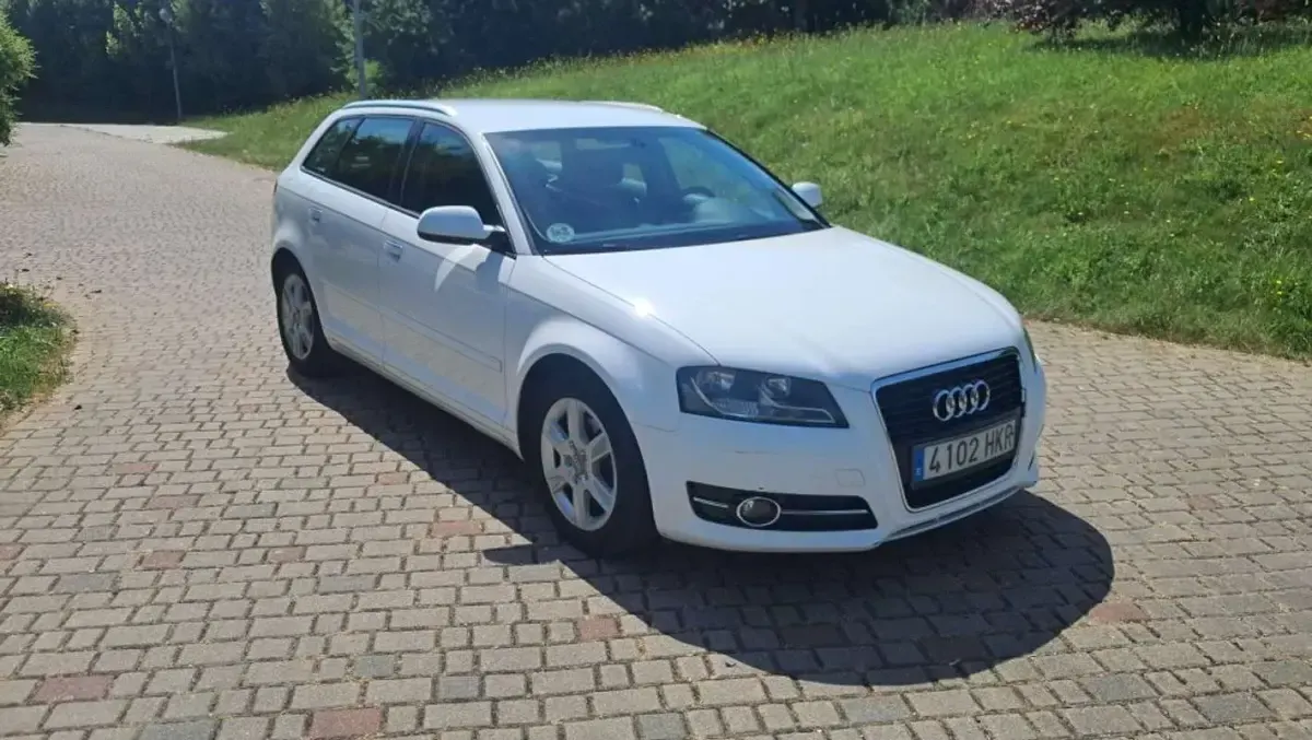 Usado Audi A3 Sportback Attraction 105 CV (77 kW) 2012 Blanco Utilitario