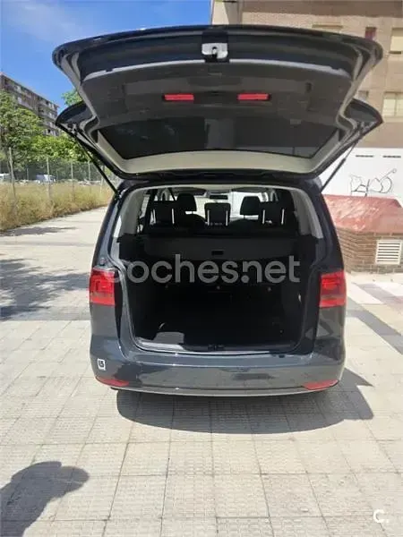 Usado VW Touran Advance 105 CV (77 kW) 2015 Gris / plata Monovolumen