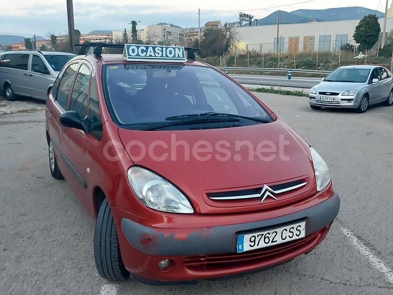 Usado Citroën Xsara Picasso Exclusive 110 CV (80 kW) 2004 Granate Monovolumen