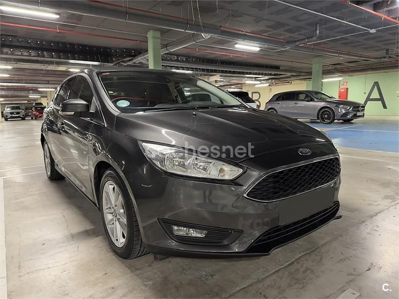 Usado Ford Focus Trend 125 CV (91 kW) 2017 Gris / plata Berlina
