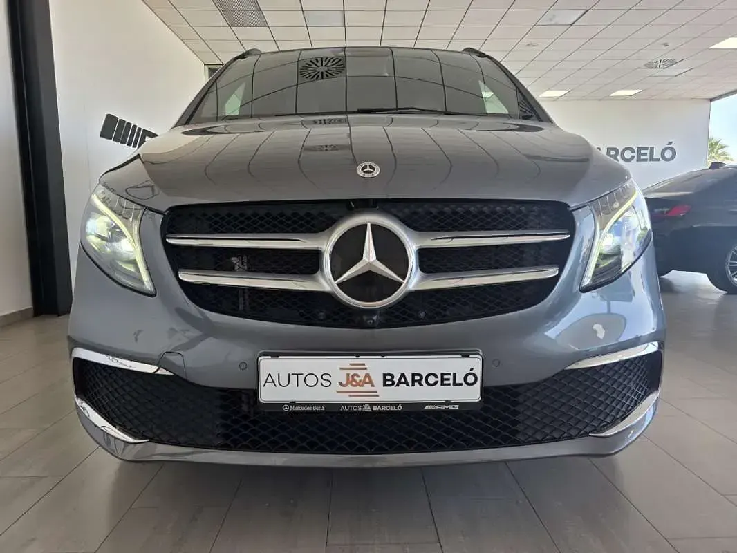 Usado Mercedes V300 Avantgarde 239 CV (175 kW) 2023 Gris Monovolumen