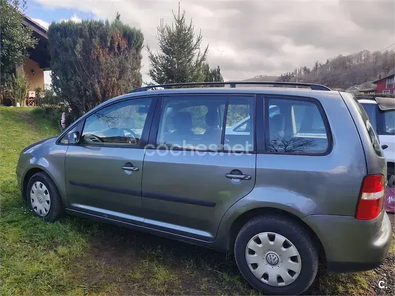 Usado VW Touran Trendline 100 CV (73 kW) 2004 Gris / plata Monovolumen