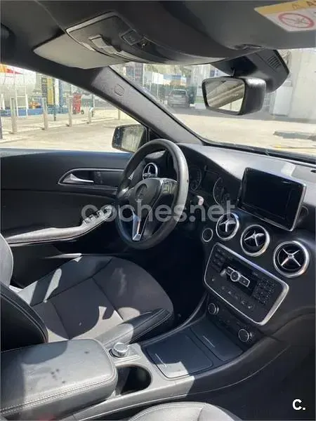 Usado Mercedes A180 AMG line 109 CV (80 kW) 2014 Negro Utilitario