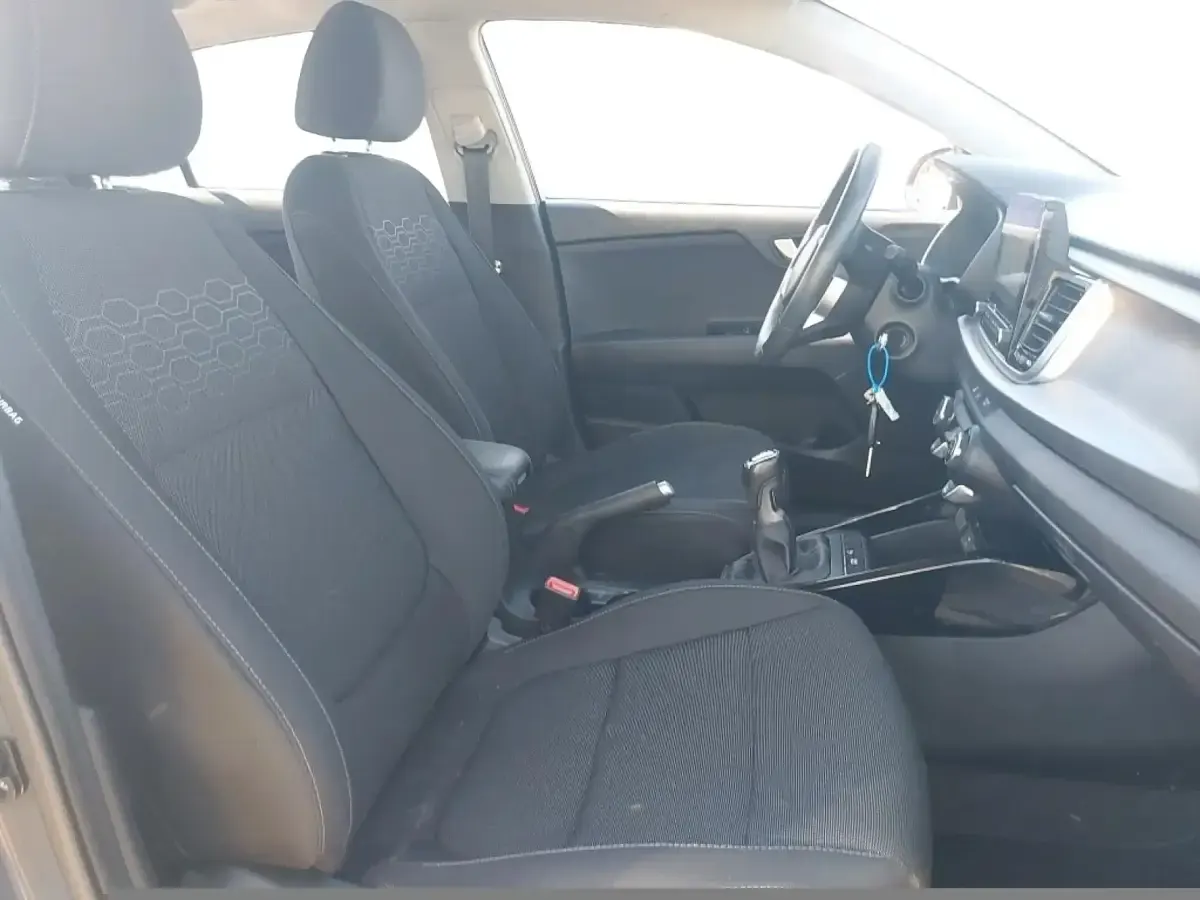 Usado Kia Rio 100 CV (73 kW) 2023 Gris/plata