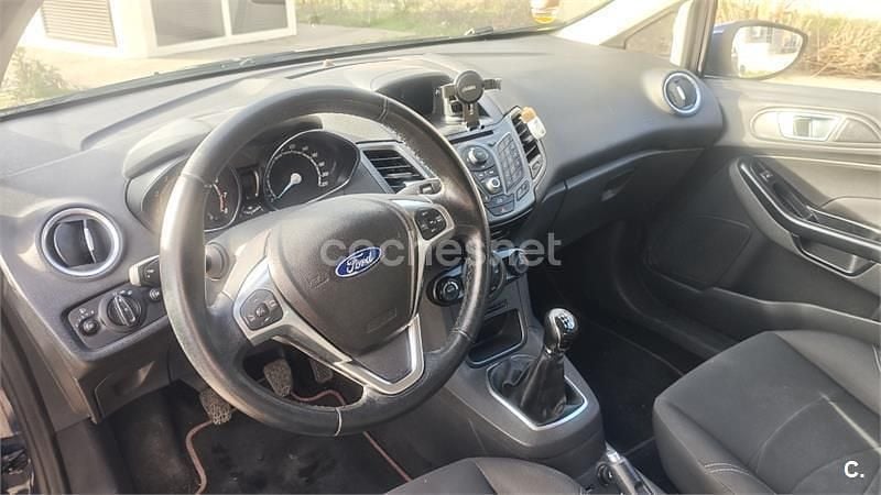 Usado Ford Fiesta Trend 100 CV (73 kW) 2014 Azul Berlina