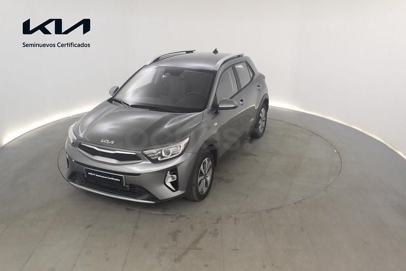 Usado Kia Stonic 100 CV (73 kW) 2025 Gris / plata SUV