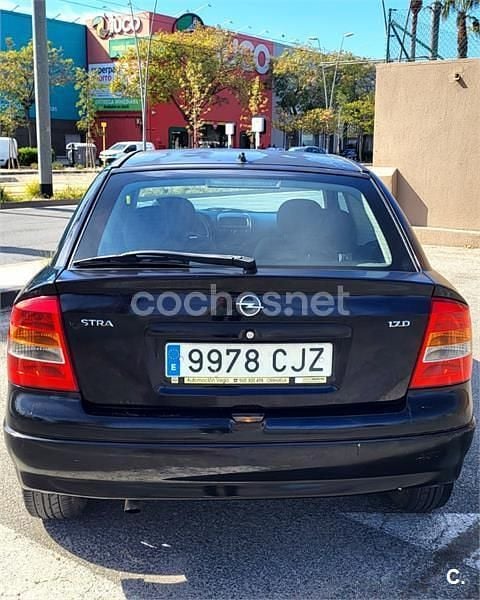 Usado Opel Astra Club 80 CV (58 kW) 2003 Negro Berlina