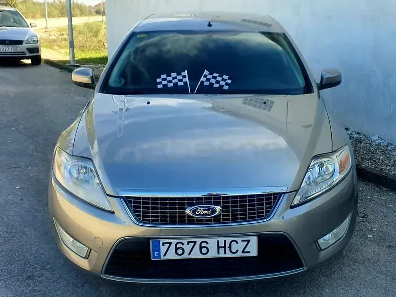 Usado Ford Mondeo Titanium 140 CV (102 kW) 2011 Gris / plata Berlina