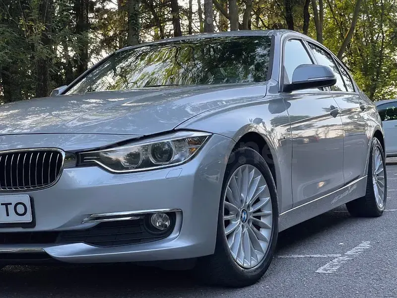 Usado BMW 318 Luxury Line 150 CV (110 kW) 2015 Gris / plata Berlina