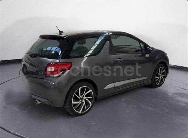 Usado DS Automobiles DS3 Be Chic 110 CV (80 kW) 2018 Gris / plata Berlina