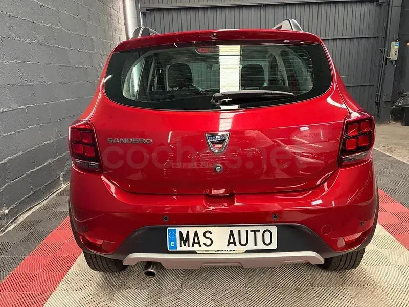 Usado Dacia Sandero Essentiel 90 CV (66 kW) 2020 Granate Berlina