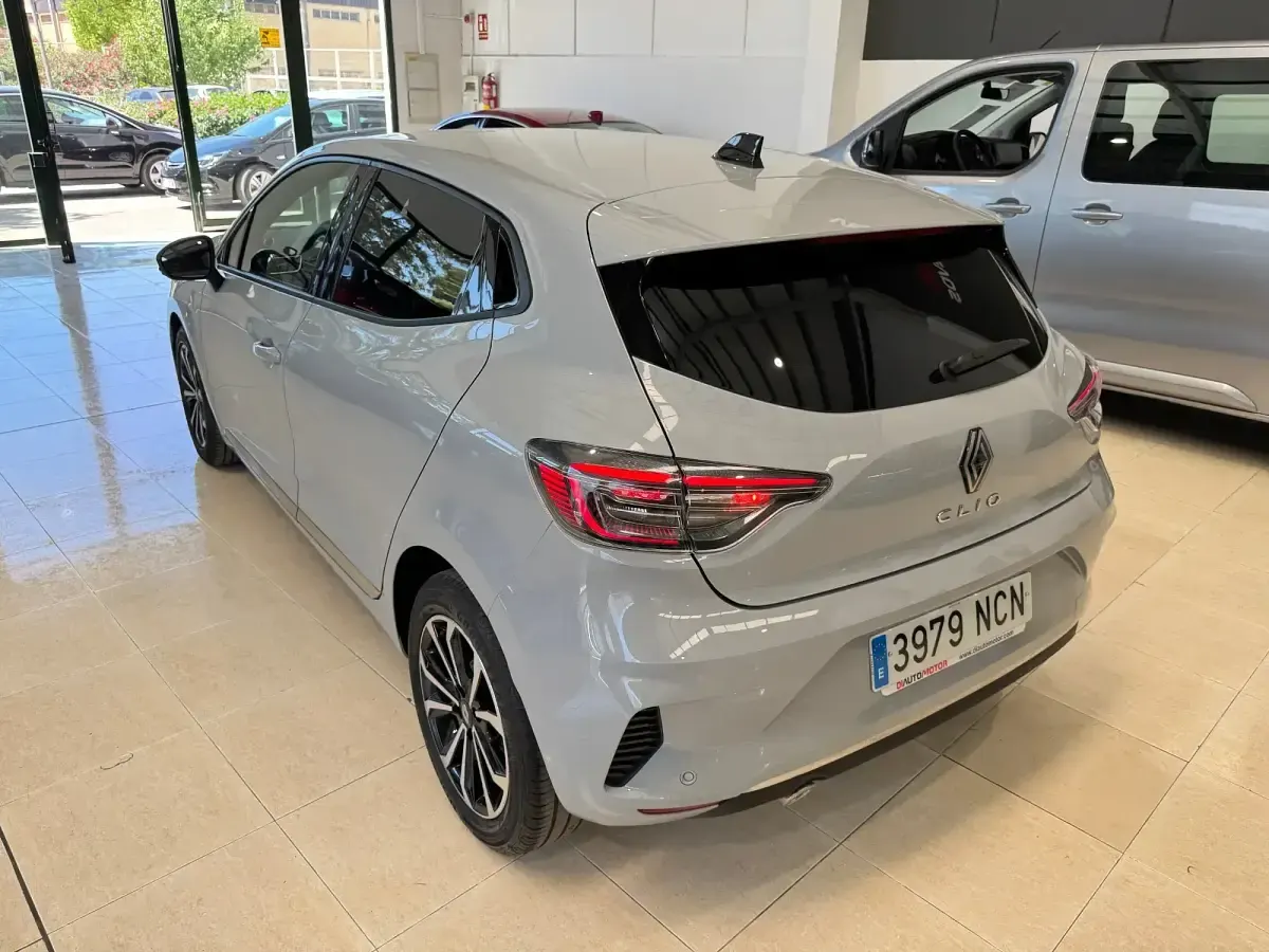 Usado Renault Clio Techno 90 CV (66 kW) 2025 Gris Utilitario
