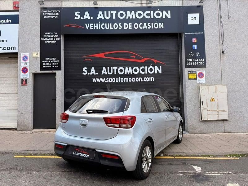 Usado Kia Rio 84 CV (61 kW) 2023 Gris / plata Berlina