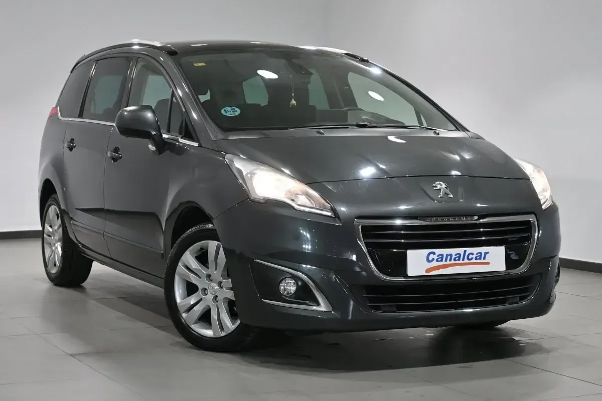 Usado Peugeot 5008 Allure 150 CV (110 kW) 2015 Gris Monovolumen