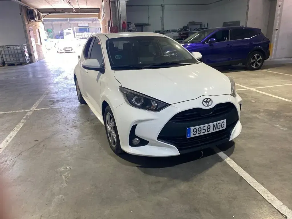 Usado Toyota Yaris Hybrid Active 116 CV (85 kW) 2025 Blanco Berlina