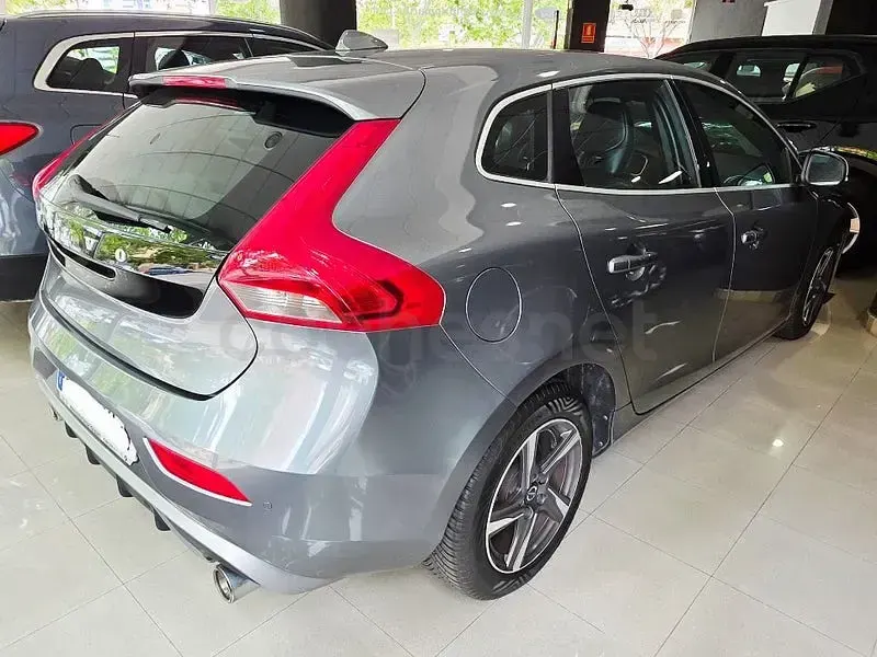 Usado Volvo V40 R-Design Momentum 115 CV (84 kW) 2015 Gris / plata Berlina