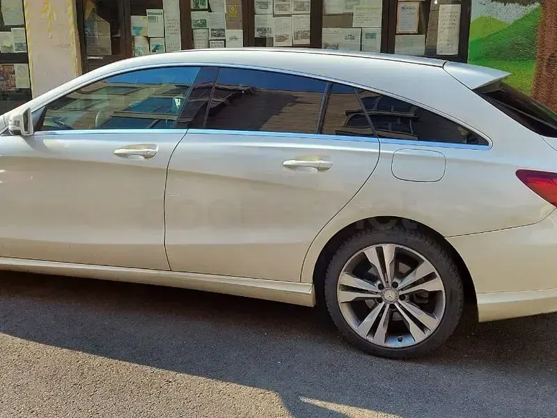 Usado Mercedes CLA220 Shooting Brake Urban 177 CV (130 kW) 2016 Blanco Familiar