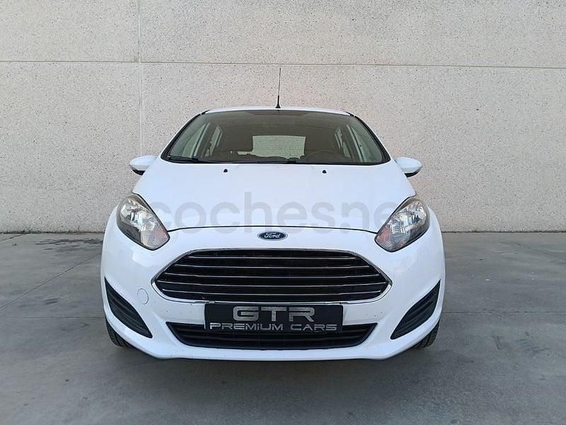 Usado Ford Fiesta Trend 105 CV (77 kW) 2013 Blanco Utilitario