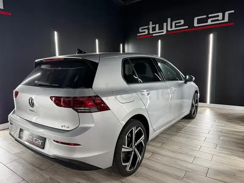 Usado VW Golf VIII 110 CV (80 kW) 2021 Gris / plata Berlina