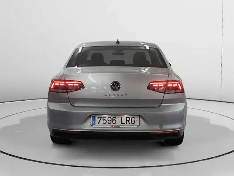 Usado VW Passat Business 150 CV (110 kW) 2021 Gris / plata Berlina