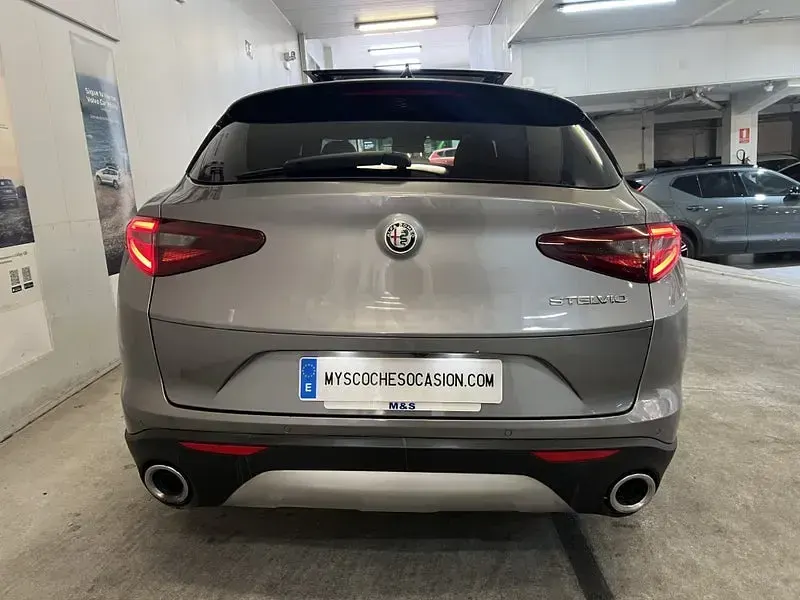 Usado Alfa Romeo Stelvio 190 CV (139 kW) 2020 Gris / plata SUV