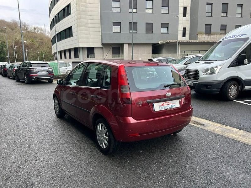 Usado Ford Fiesta Ambiente 70 CV (51 kW) 2003 Granate Utilitario