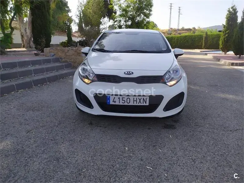 Usado Kia Rio 84 CV (61 kW) 2014 Blanco Berlina