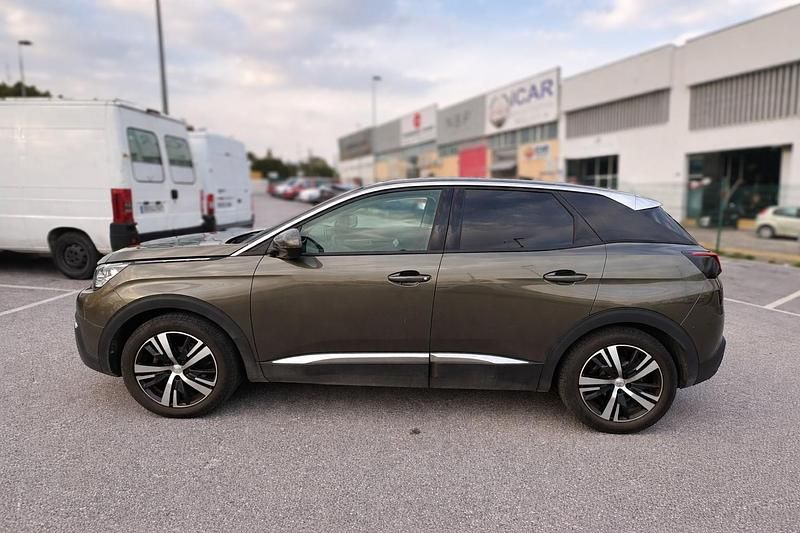 Usado Peugeot 3008 Allure 130 CV (95 kW) 2020 Marrón SUV