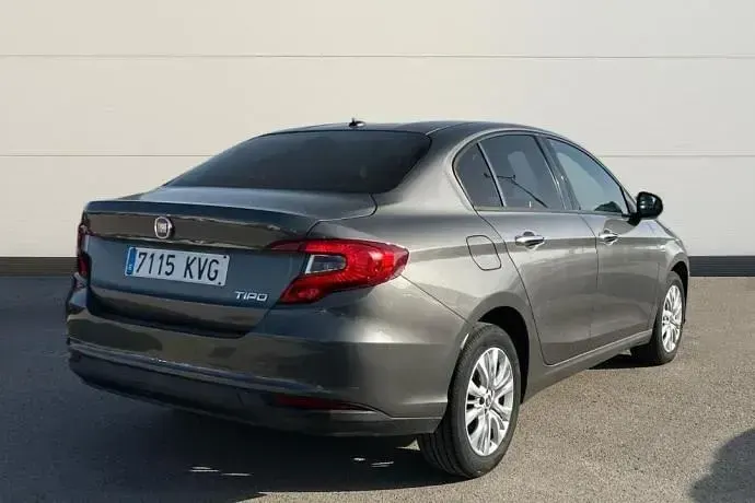 Usado Fiat Tipo Lounge 95 CV (69 kW) 2019 Gris Berlina