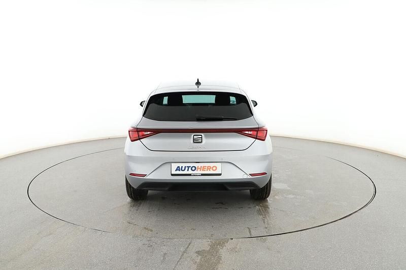 Usado Seat Leon Style 131 CV (96 kW) 2021 Gris Berlina